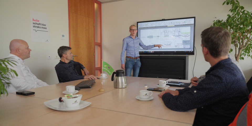 Overleg in een kleine vergaderzaal over lopende projecten in de GWW-sector