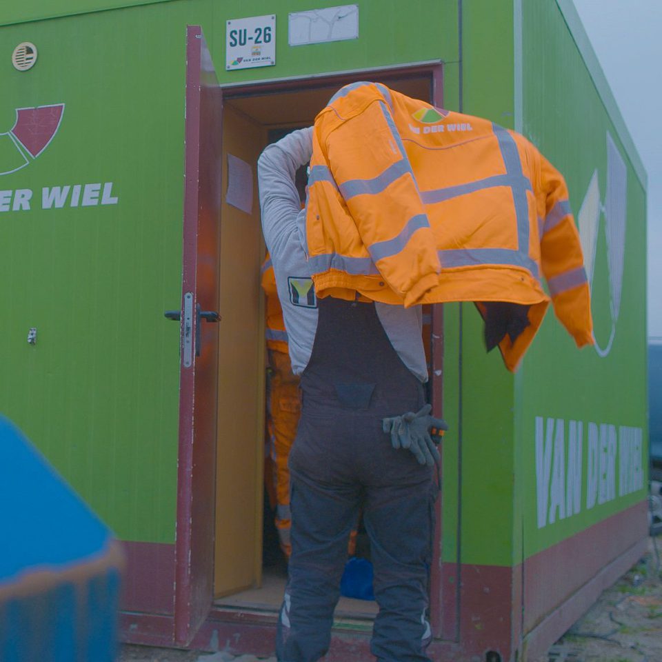 Vakman wegenbouw voor een keet op projectterrein