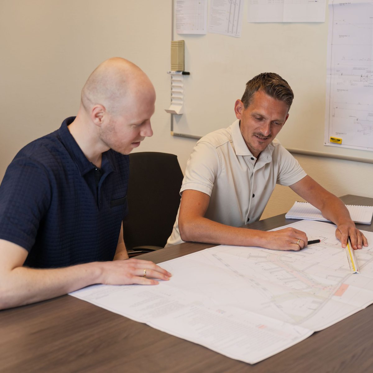 twee civieltechnisch ontwerpers