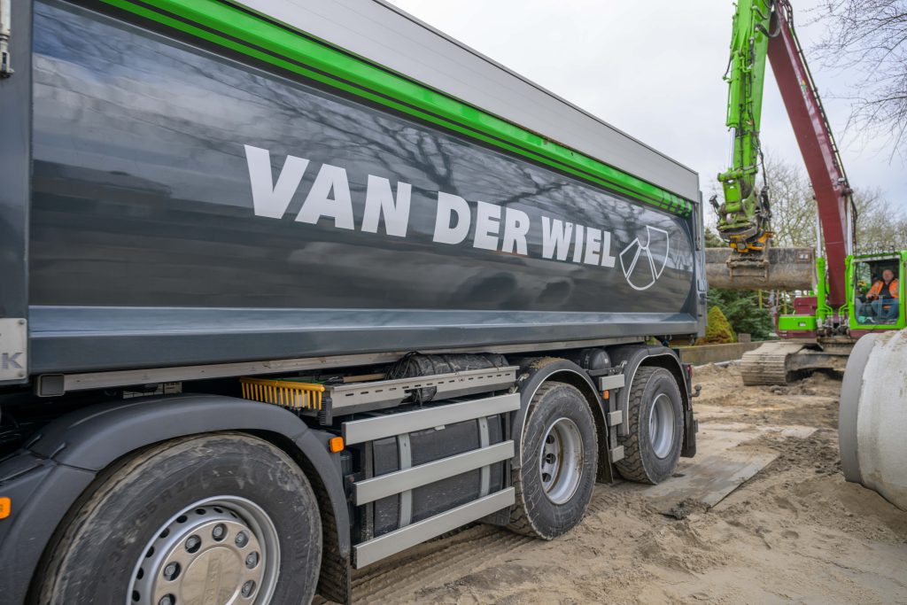 Van der Wiel vrachtwagen en kraan op projectlocatie