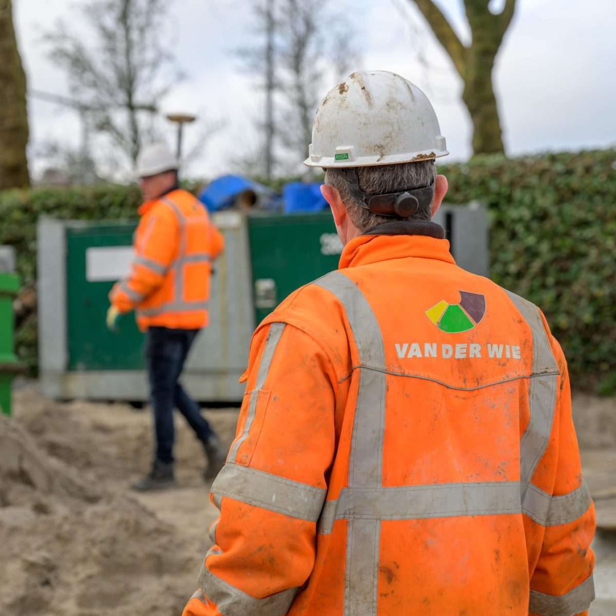 grondwerkers op projectterrein