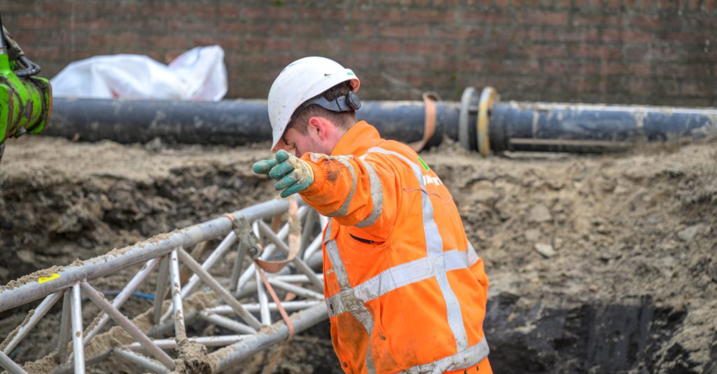Grondwerker in werkkleren op projectlocatie.