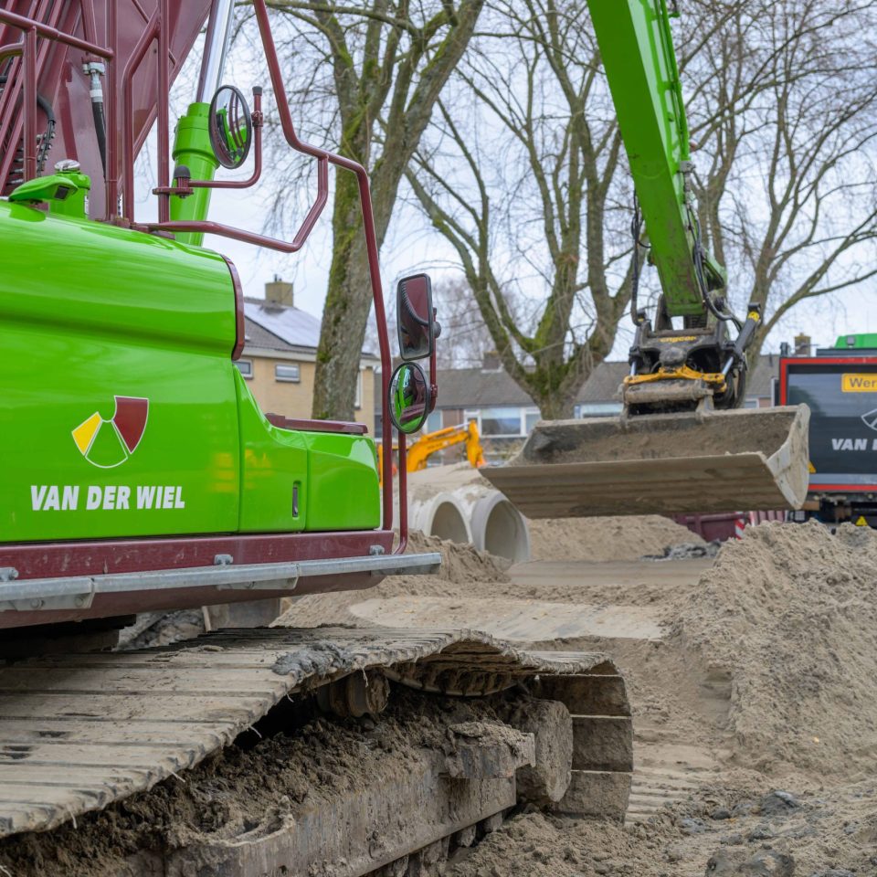 kraan en crahtwagen in actie op leidijk en uitgang