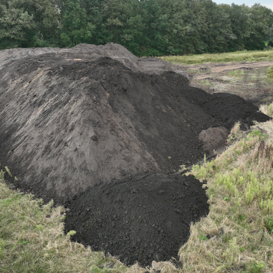 Gronddepot De Holmers met een bult teelaarde