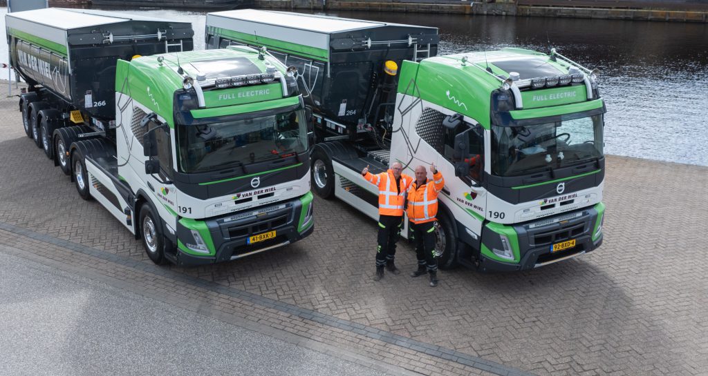 Twee chauffeurs voor onze elektrische trucks op onze werkterrein.